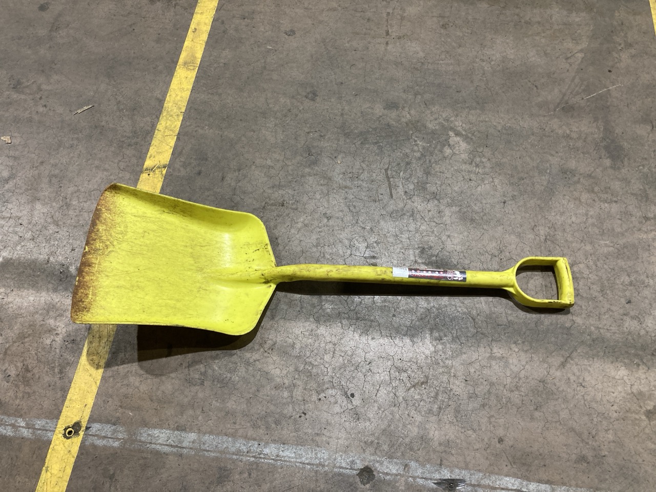 Lot 33  
            Birmingham - Collection Only 

                
ASSORTMENT OF BRUSHES, SHOVELS AND RAKES - Image 2