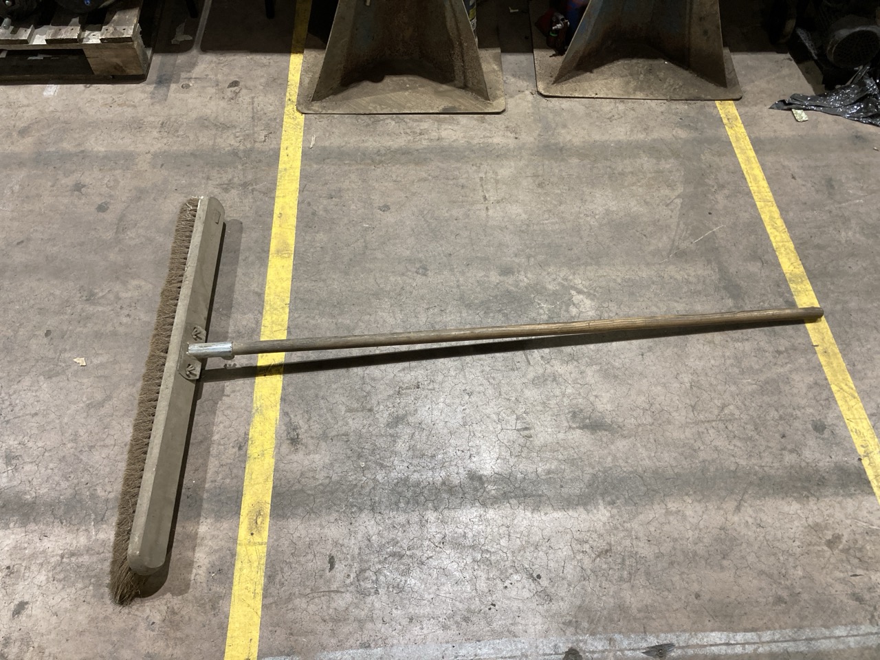 Lot 33  
            Birmingham - Collection Only 

                
ASSORTMENT OF BRUSHES, SHOVELS AND RAKES - Image 3