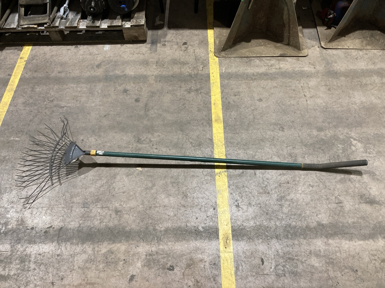 Lot 33  
            Birmingham - Collection Only 

                
ASSORTMENT OF BRUSHES, SHOVELS AND RAKES - Image 4