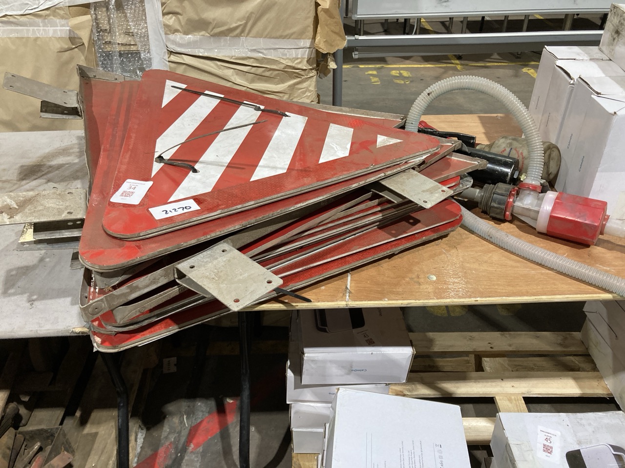 Lot 34  
            Birmingham - Collection Only 

                
ASSORTMENT OF TOOLS TO INCLUDE OXY FUEL CUTTING TORCH