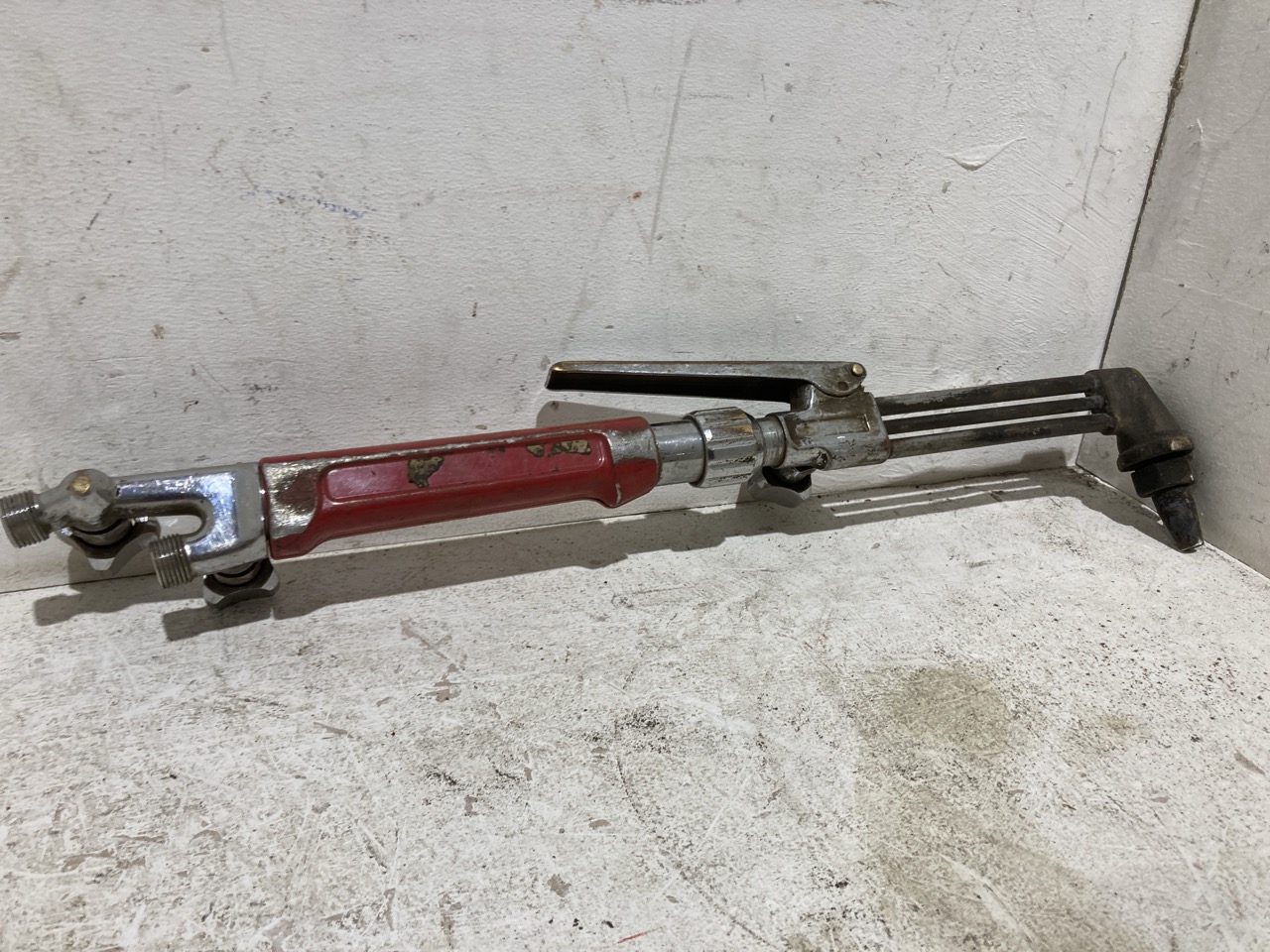 Lot 34  
            Birmingham - Collection Only 

                
ASSORTMENT OF TOOLS TO INCLUDE OXY FUEL CUTTING TORCH