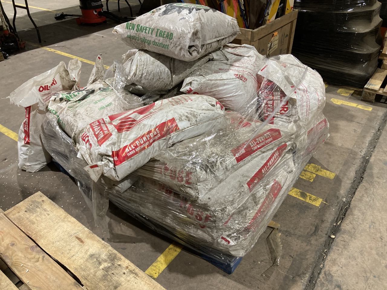 Lot 41  
            Birmingham - Collection Only 

                
PALLET OF FLOOR ABSORBENT GRANULES - Image 4