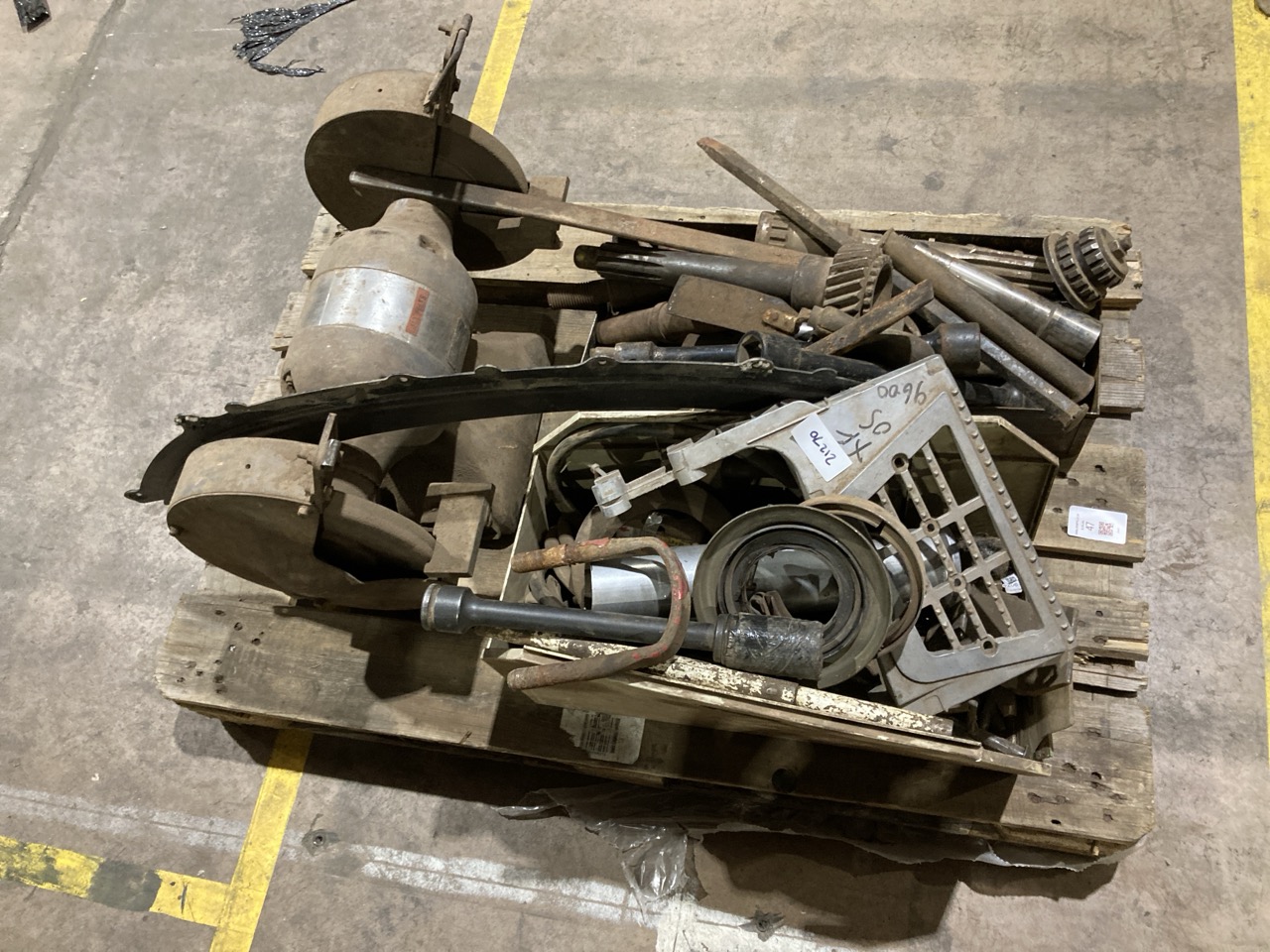 Lot 47  
            Birmingham - Collection Only 

                
PALLET OF ASSORTMENT LORRY PARTS AND TOOLS TO INCLUDE SQUARE DRIVE PROP SHAFT TOOL