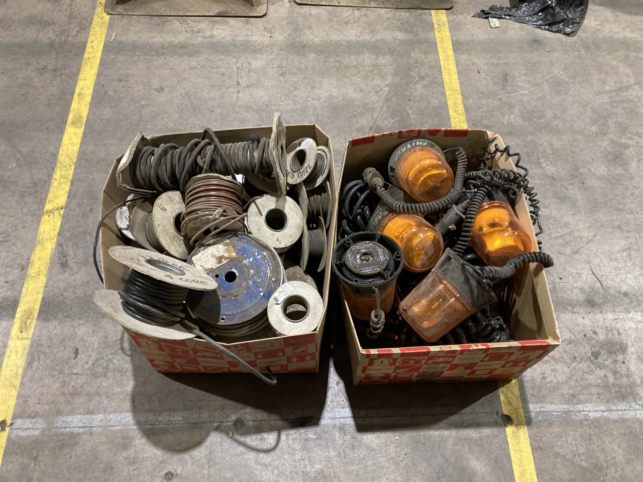 Lot 49  
            Birmingham - Collection Only 

                
ASSORTMENT OF LORRY PARTS AND ELECTICAL WIRE TO INCLUDE AMBER BEACON LIGHT