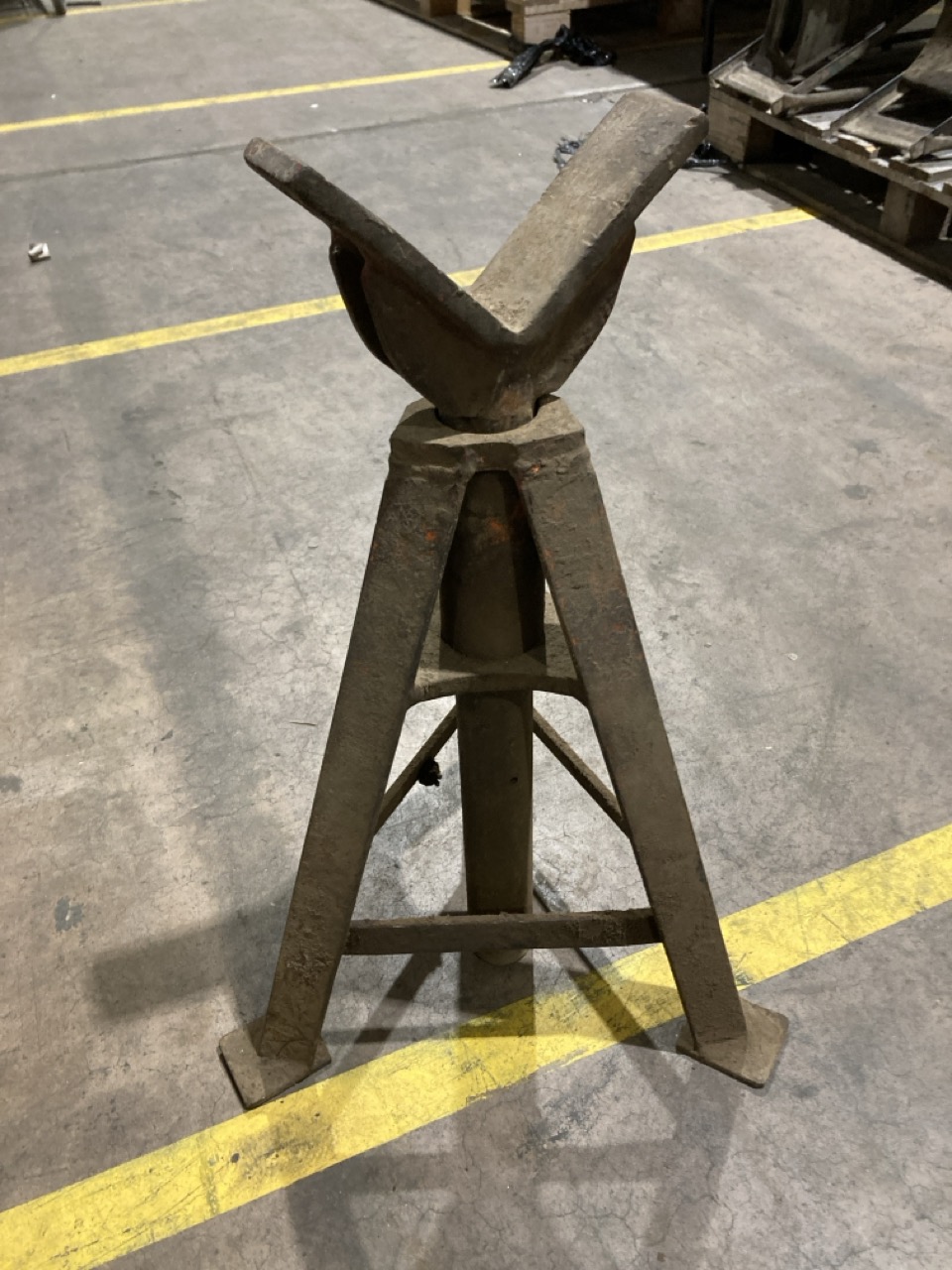 Lot 50  
            Birmingham - Collection Only 

                
ASSORTMENT OF TOOLS TO INCLUDE JACK STANDS AND RACHET SCREW JACKS