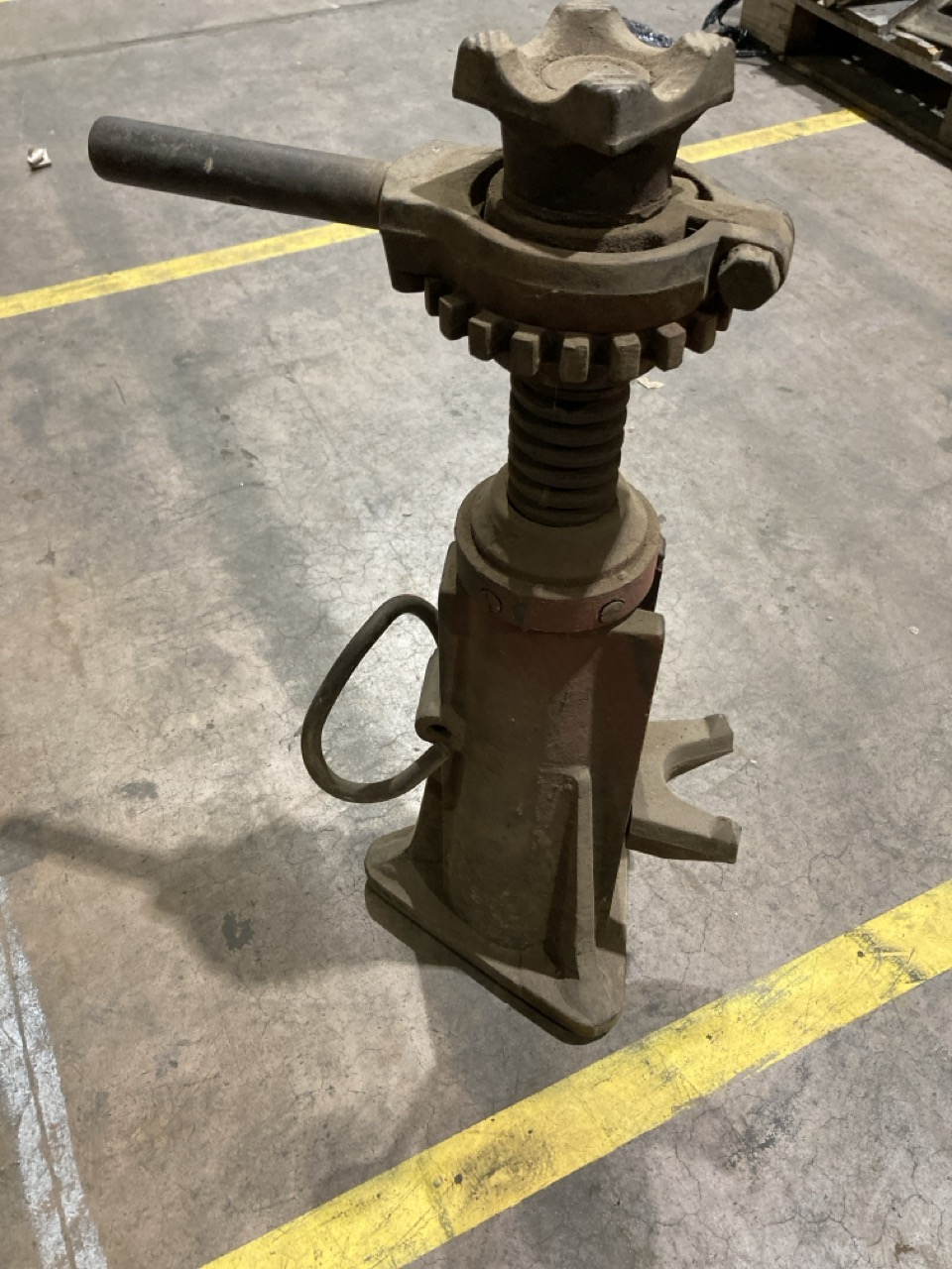 Lot 50  
            Birmingham - Collection Only 

                
ASSORTMENT OF TOOLS TO INCLUDE JACK STANDS AND RACHET SCREW JACKS