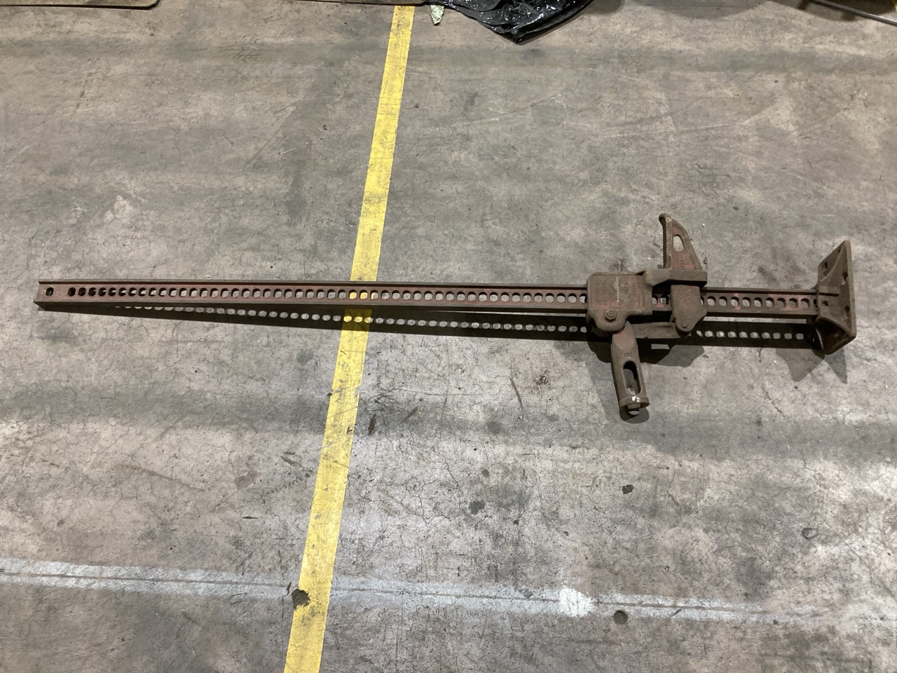 Lot 50  
            Birmingham - Collection Only 

                
ASSORTMENT OF TOOLS TO INCLUDE JACK STANDS AND RACHET SCREW JACKS