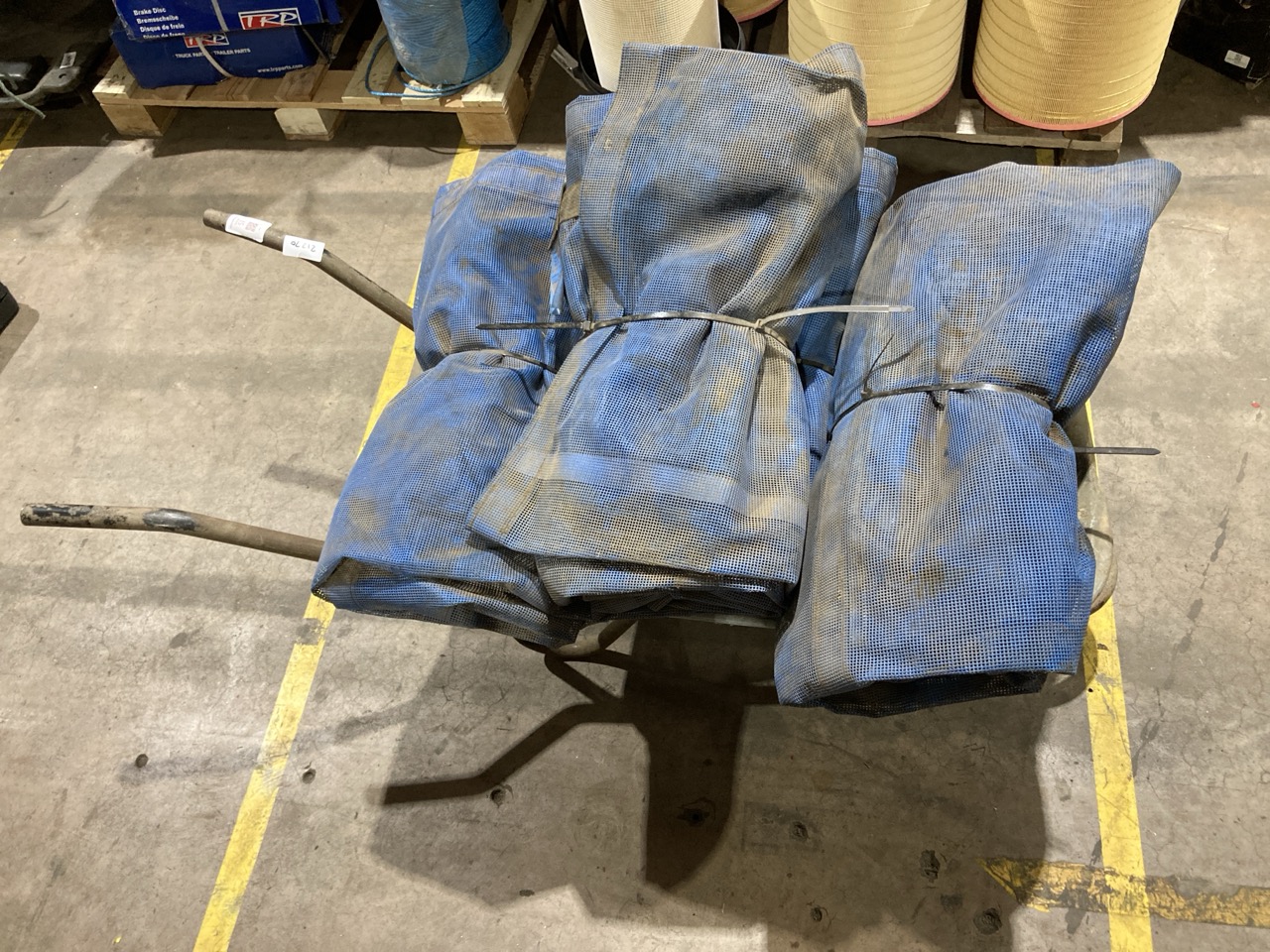 Lot 51  
            Birmingham - Collection Only 

                
WHEELBARROW AND A QUANTITY OF NET BAGS