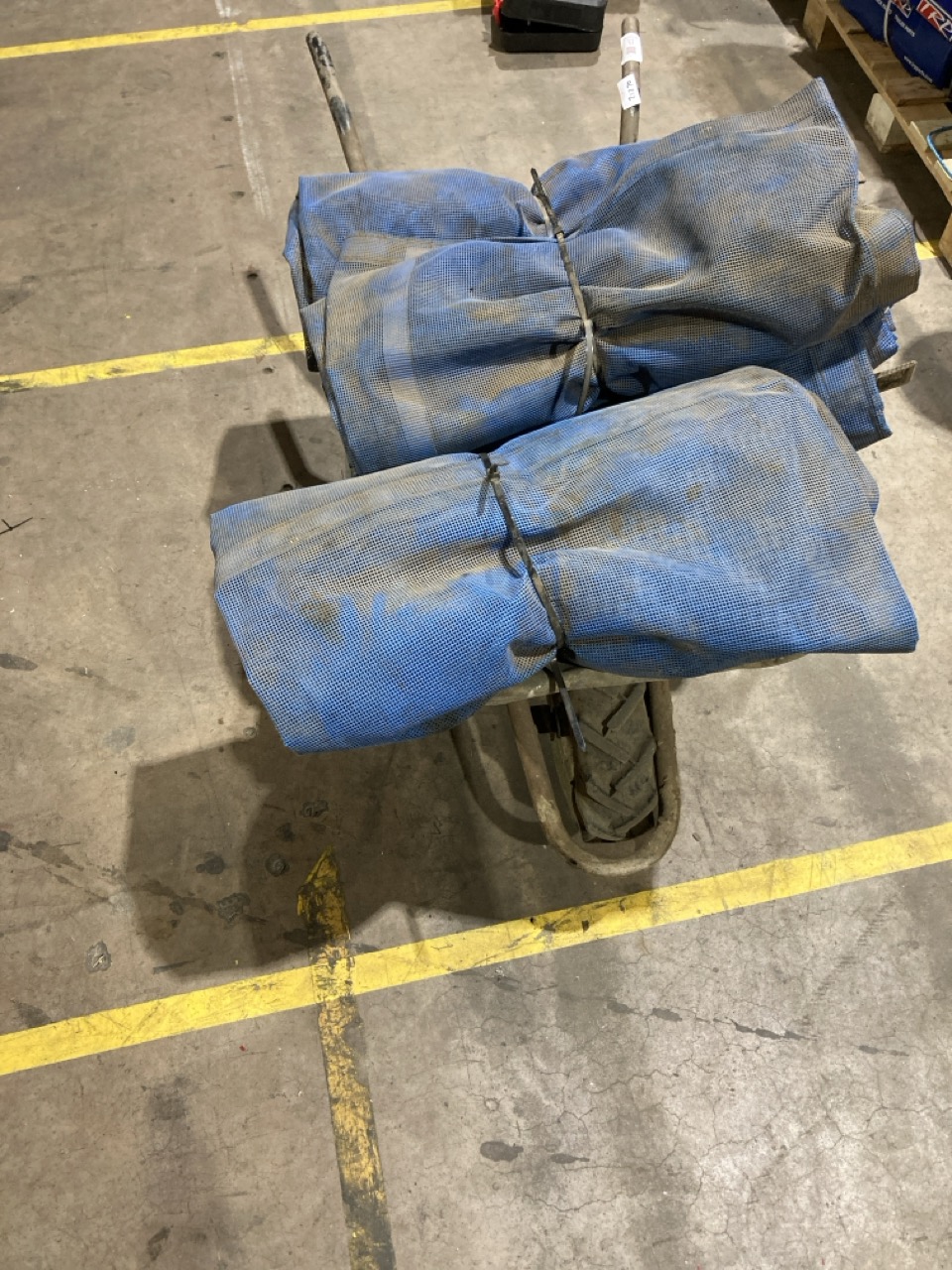 Lot 51  
            Birmingham - Collection Only 

                
WHEELBARROW AND A QUANTITY OF NET BAGS - Image 3