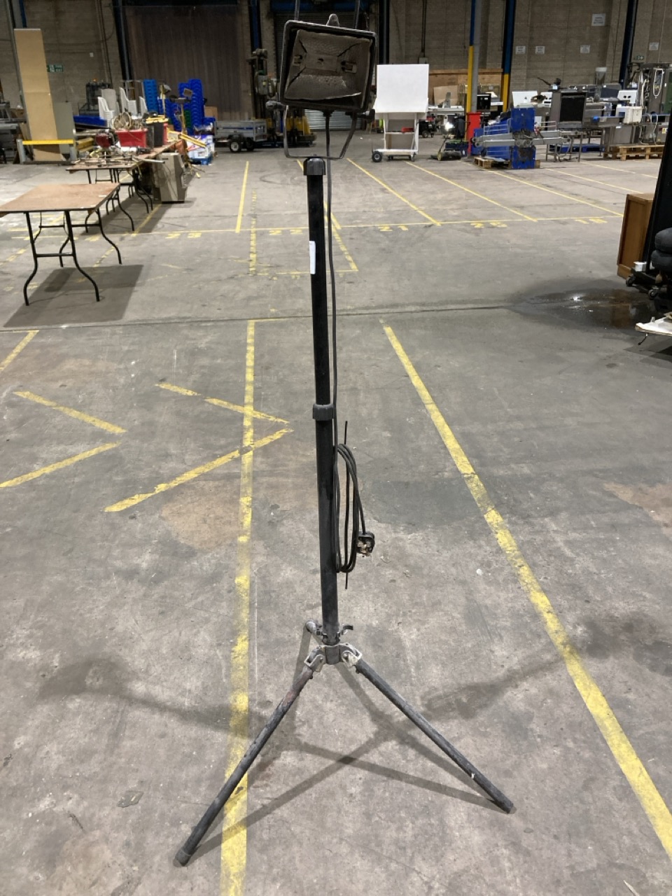 Lot 61  
            Birmingham - Collection Only 

                
DURATRUSS ELEVATOR LIGHTING TRIPOD STAND