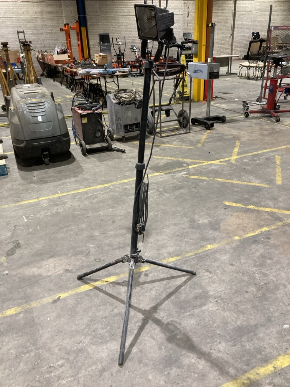 Lot 61  
            Birmingham - Collection Only 

                
DURATRUSS ELEVATOR LIGHTING TRIPOD STAND - Image 3