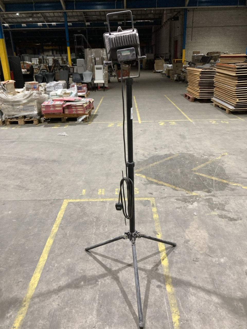 Lot 61  
            Birmingham - Collection Only 

                
DURATRUSS ELEVATOR LIGHTING TRIPOD STAND - Image 4