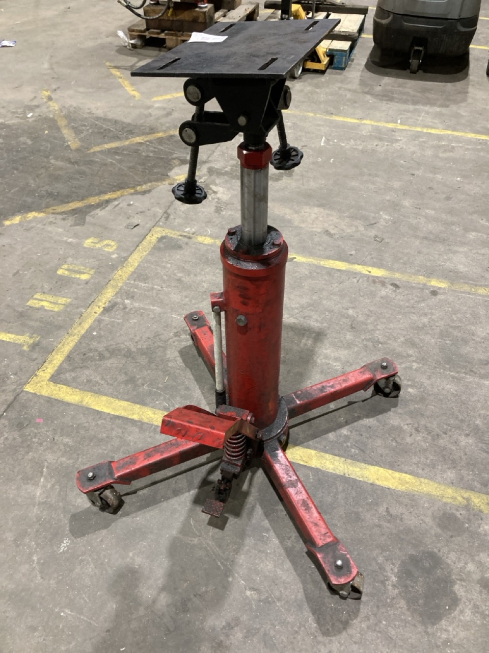 Lot 62  
            Birmingham - Collection Only 

                
SEALEY 800TTJ 0.8 TONNE TELESCOPIC VERTICAL TRANSMISSION JACK - Image 3