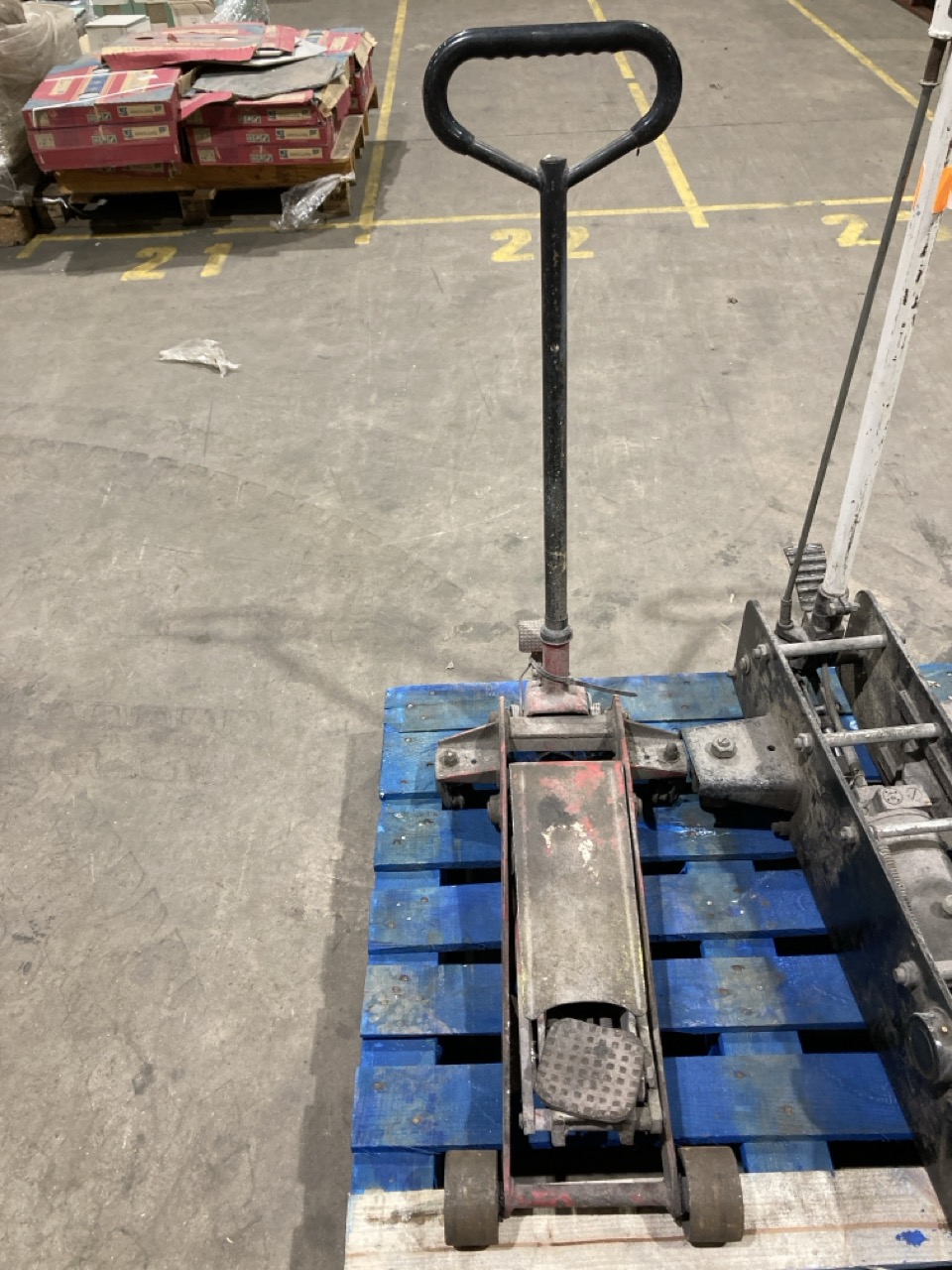 Lot 65  
            Birmingham - Collection Only 

                
QUANTITY OF HEAVY DUTY HYDRAULIC TROLLEY JACKS - Image 2