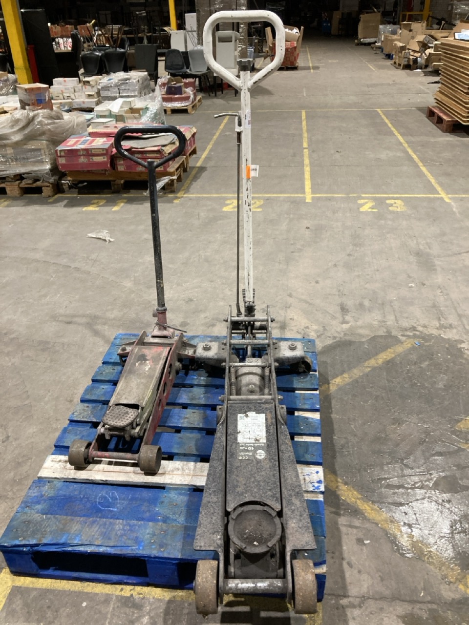 Lot 65  
            Birmingham - Collection Only 

                
QUANTITY OF HEAVY DUTY HYDRAULIC TROLLEY JACKS - Image 3