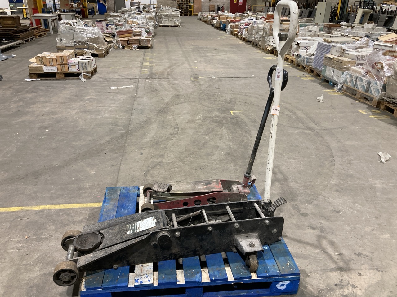 Lot 65  
            Birmingham - Collection Only 

                
QUANTITY OF HEAVY DUTY HYDRAULIC TROLLEY JACKS - Image 4