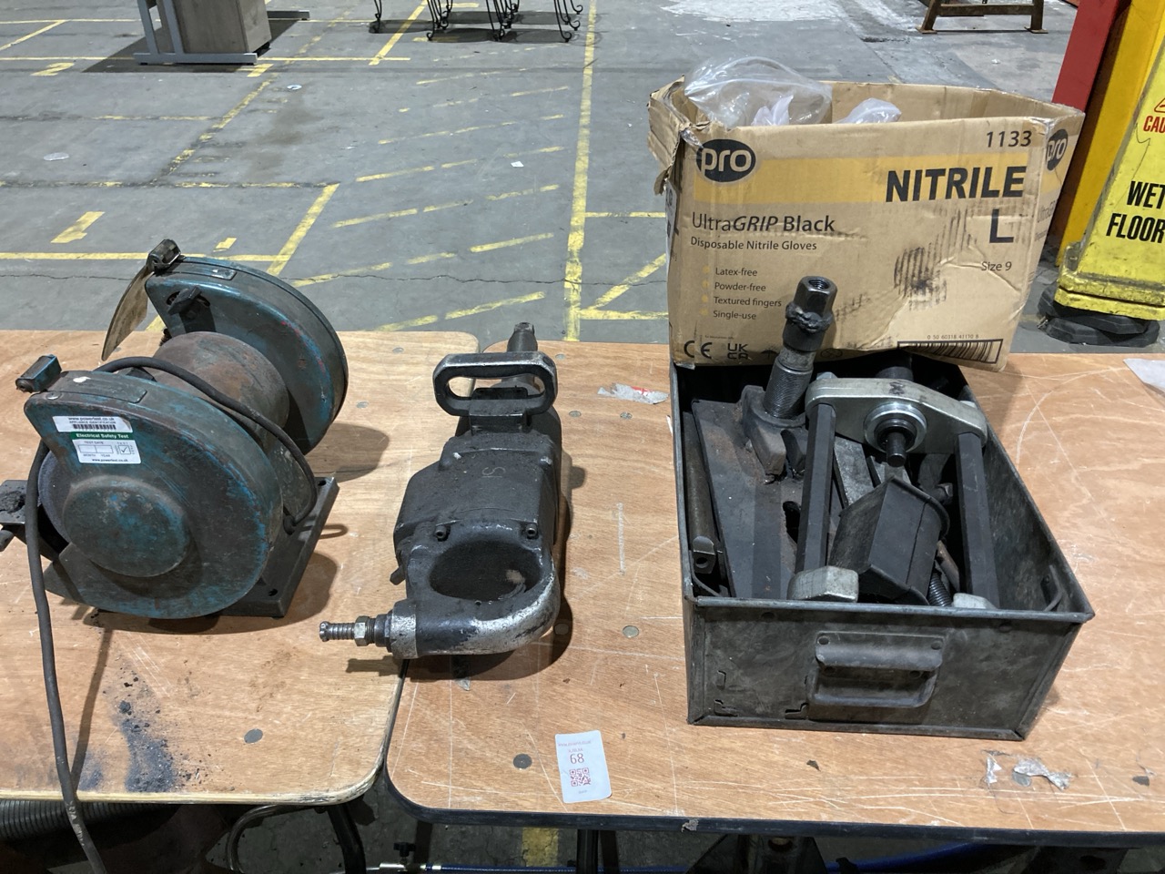 Lot 68  
            Birmingham - Collection Only 

                
ASSORTMENT OF TOOLS TO INCLUDE INGERSOLL RAND 2950B7 AIR IMPACT GUN