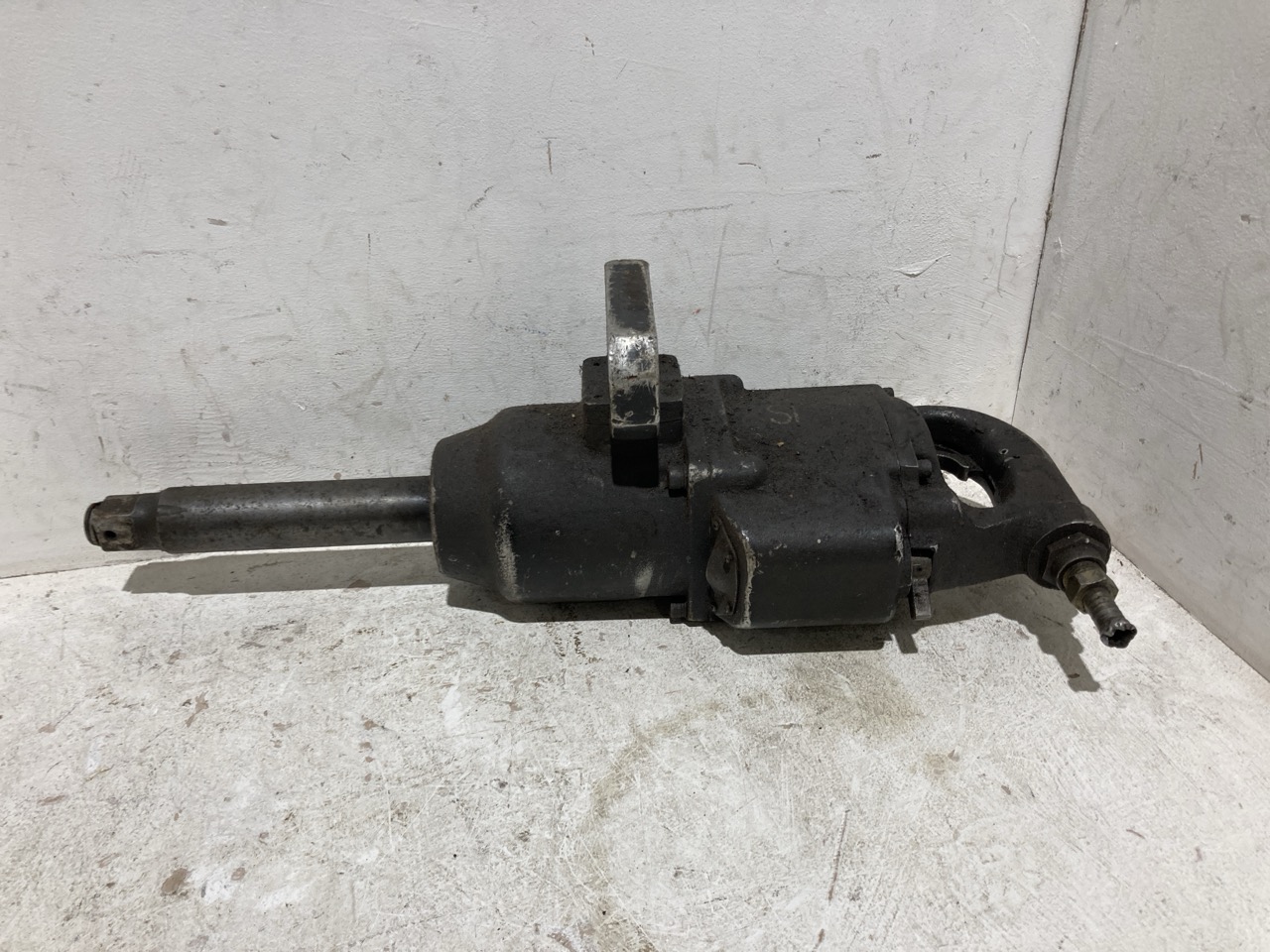 Lot 68  
            Birmingham - Collection Only 

                
ASSORTMENT OF TOOLS TO INCLUDE INGERSOLL RAND 2950B7 AIR IMPACT GUN