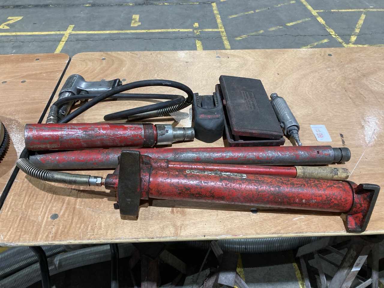 Lot 69  
            Birmingham - Collection Only 

                
ASSORTMENT OF TOOLS TO INCLUDE VINTAGE SNAP ON PH50D PNEUMATIC AIR HAMMER