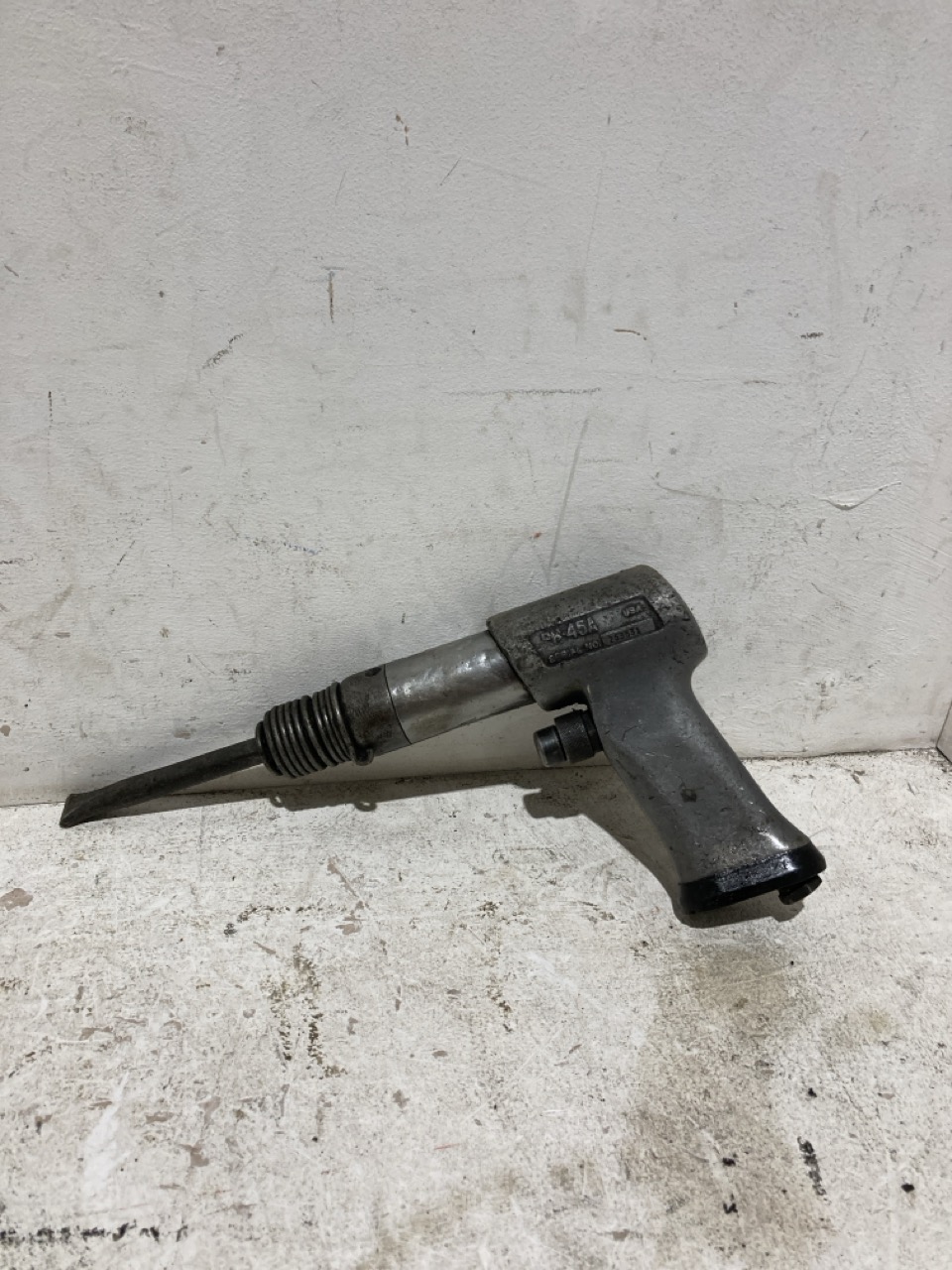 Lot 69  
            Birmingham - Collection Only 

                
ASSORTMENT OF TOOLS TO INCLUDE VINTAGE SNAP ON PH50D PNEUMATIC AIR HAMMER