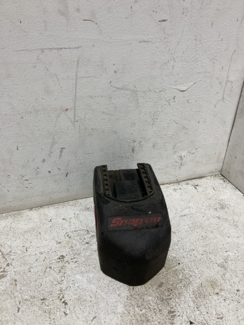 Lot 69  
            Birmingham - Collection Only 

                
ASSORTMENT OF TOOLS TO INCLUDE VINTAGE SNAP ON PH50D PNEUMATIC AIR HAMMER