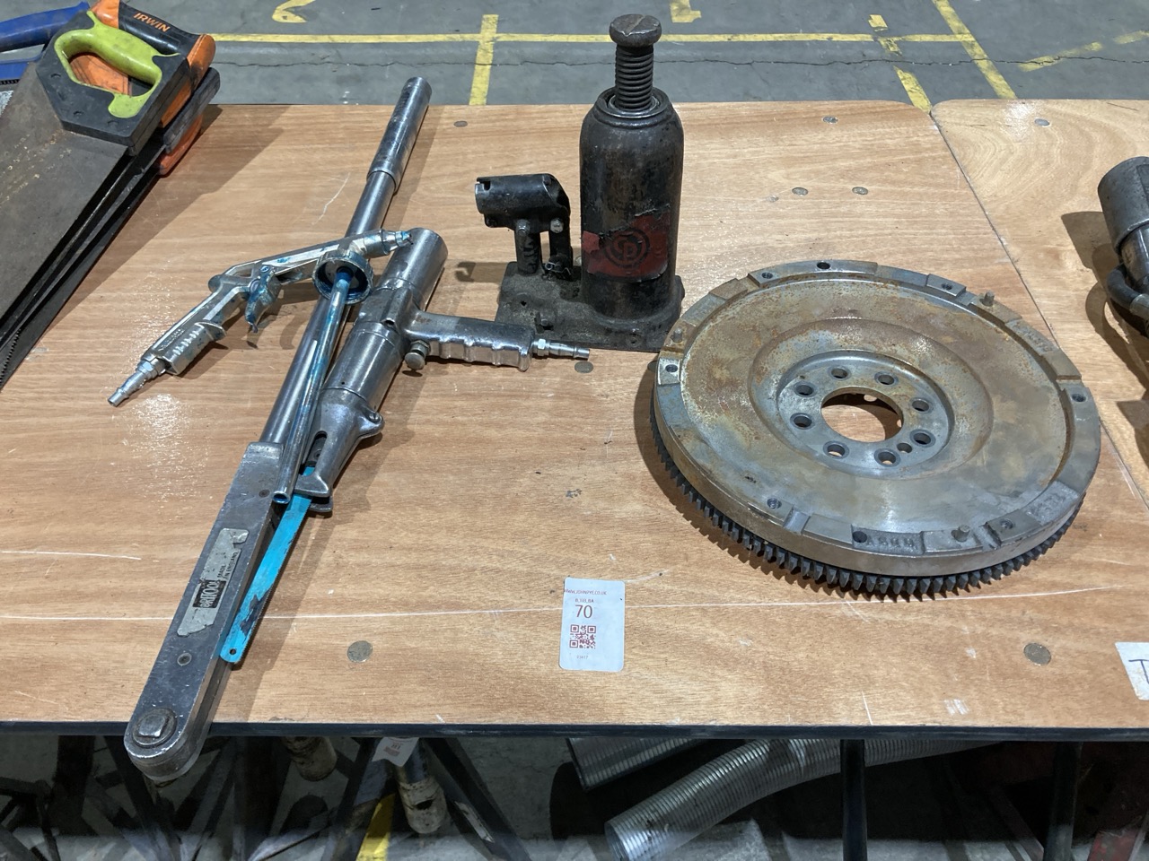 Lot 70  
            Birmingham - Collection Only 

                
ASSORTMENT OF TOOLS TO INCLUDE A HYDRAULIC BOTTLE JACK