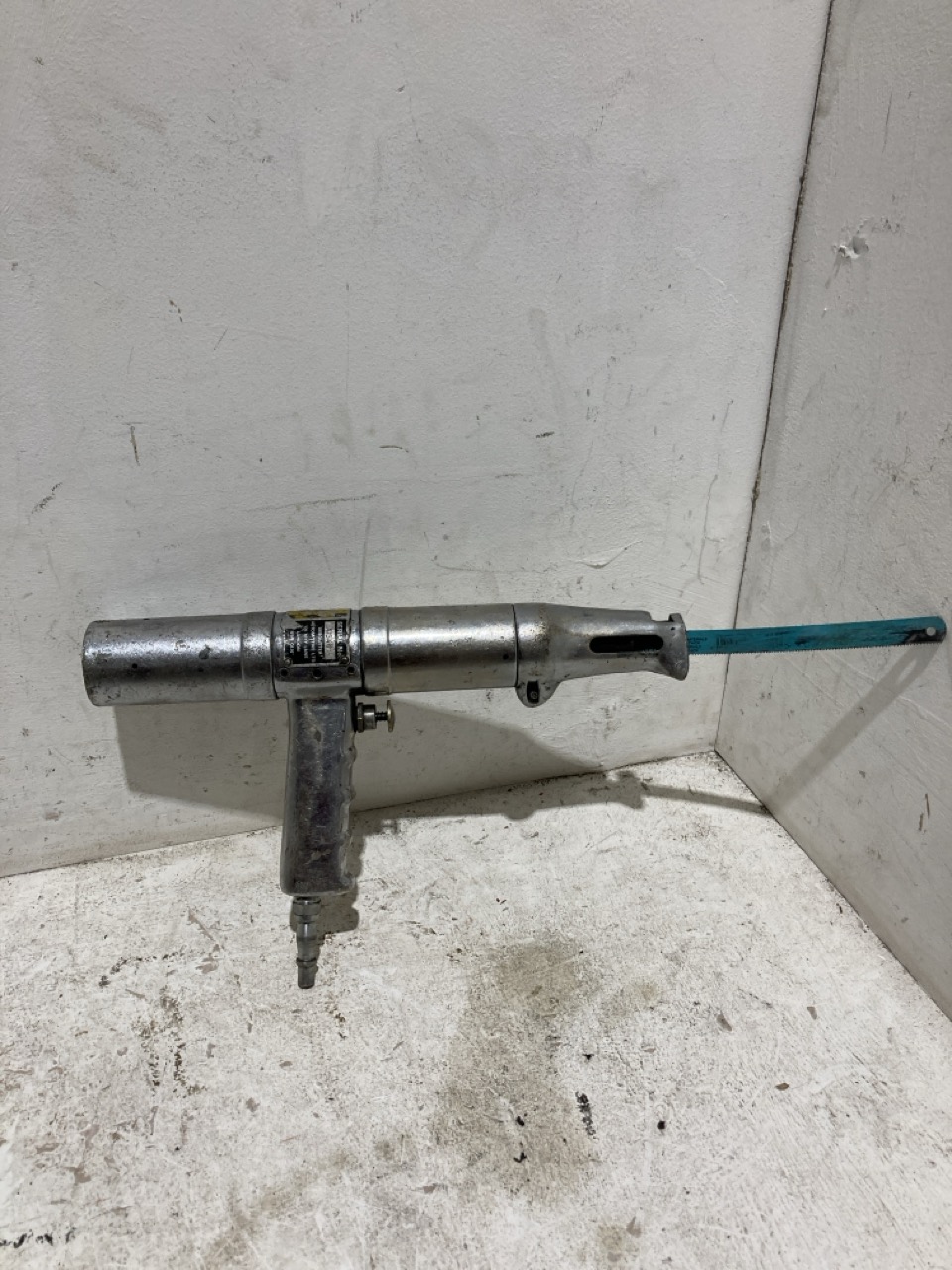 Lot 70  
            Birmingham - Collection Only 

                
ASSORTMENT OF TOOLS TO INCLUDE A HYDRAULIC BOTTLE JACK - Image 2