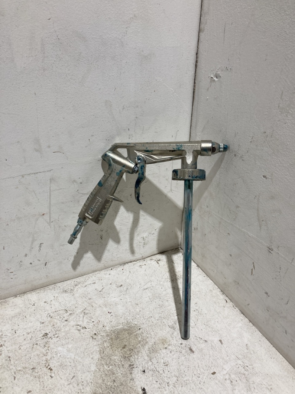 Lot 70  
            Birmingham - Collection Only 

                
ASSORTMENT OF TOOLS TO INCLUDE A HYDRAULIC BOTTLE JACK - Image 3