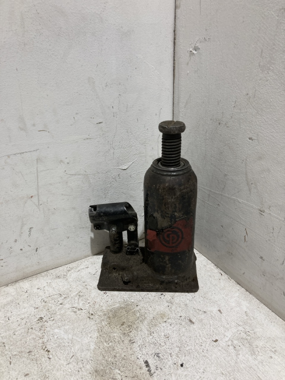 Lot 70  
            Birmingham - Collection Only 

                
ASSORTMENT OF TOOLS TO INCLUDE A HYDRAULIC BOTTLE JACK - Image 4