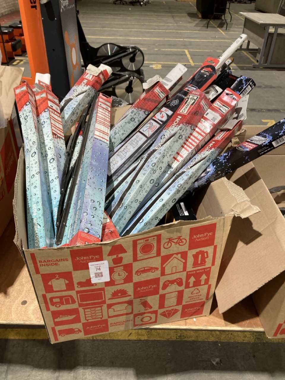 Lot 74  
            Birmingham - Collection Only 

                
ASSORTMENT OF WINDOW WIPERS