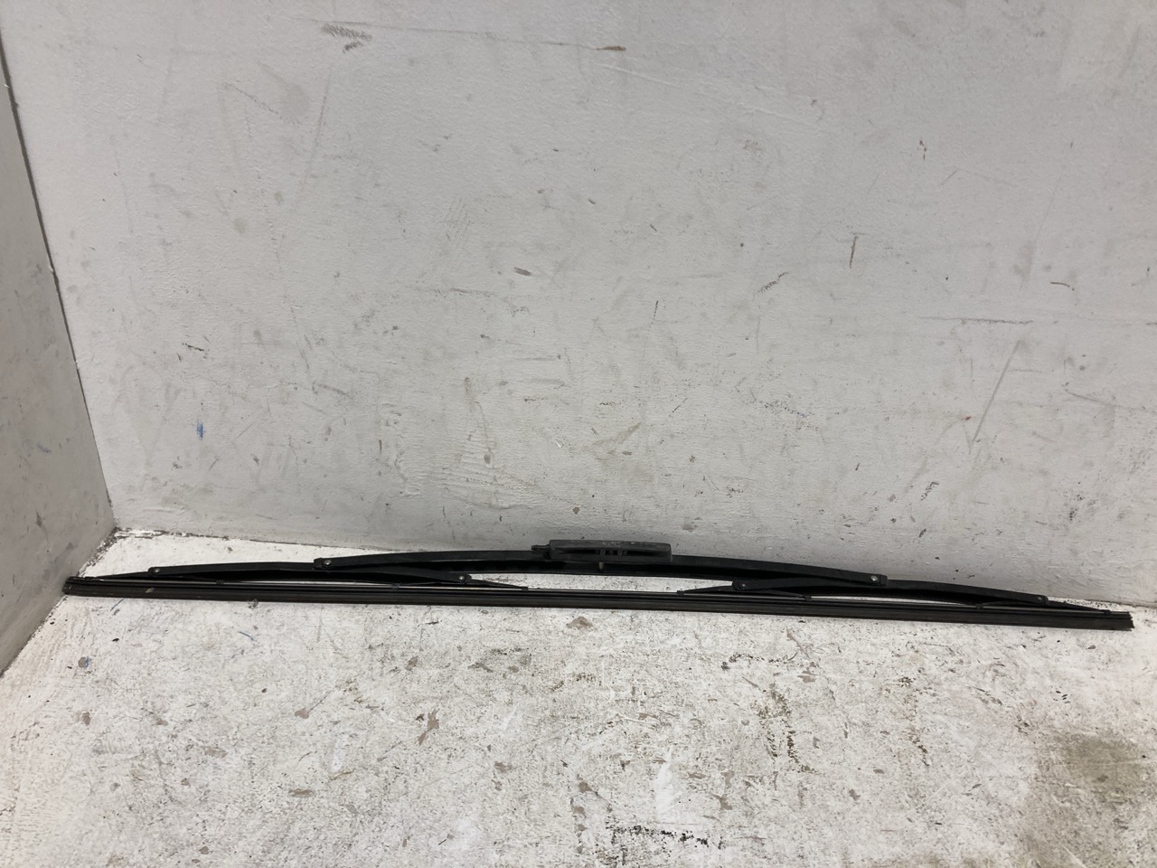 Lot 74  
            Birmingham - Collection Only 

                
ASSORTMENT OF WINDOW WIPERS - Image 3