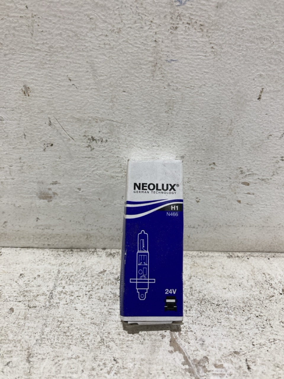 Lot 76  
            Birmingham - Collection Only 

                
ASSORTMENT OF LORRY PARTS TO INCLUDE LIGHT BULBS - Image 3