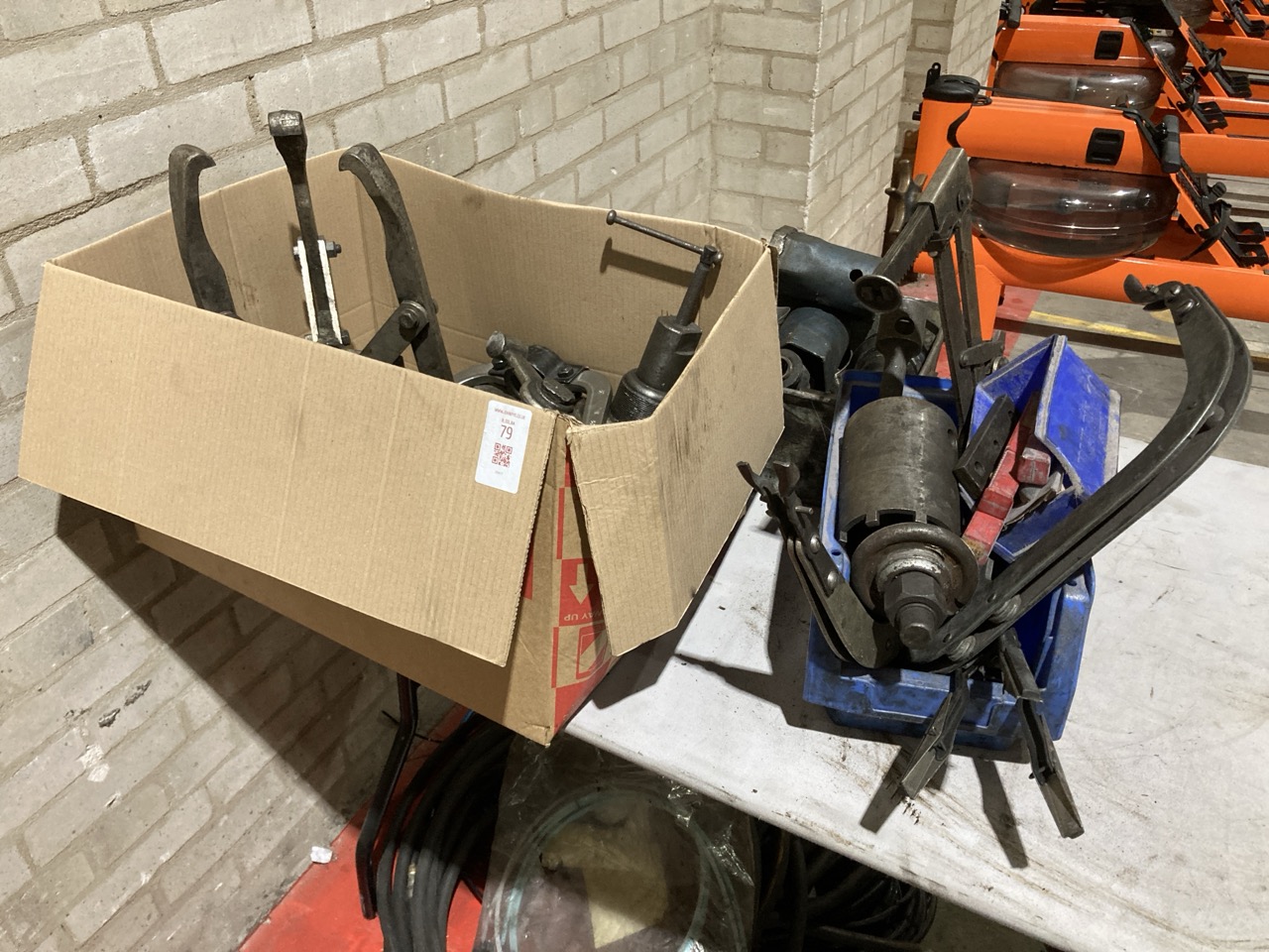 Lot 79  
            Birmingham - Collection Only 

                
ASSORTMENT OF TOOLS TO INCLUDE A SHOCK ABSORBER TOOL AND SOCKET