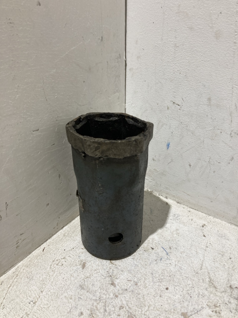 Lot 79  
            Birmingham - Collection Only 

                
ASSORTMENT OF TOOLS TO INCLUDE A SHOCK ABSORBER TOOL AND SOCKET - Image 4