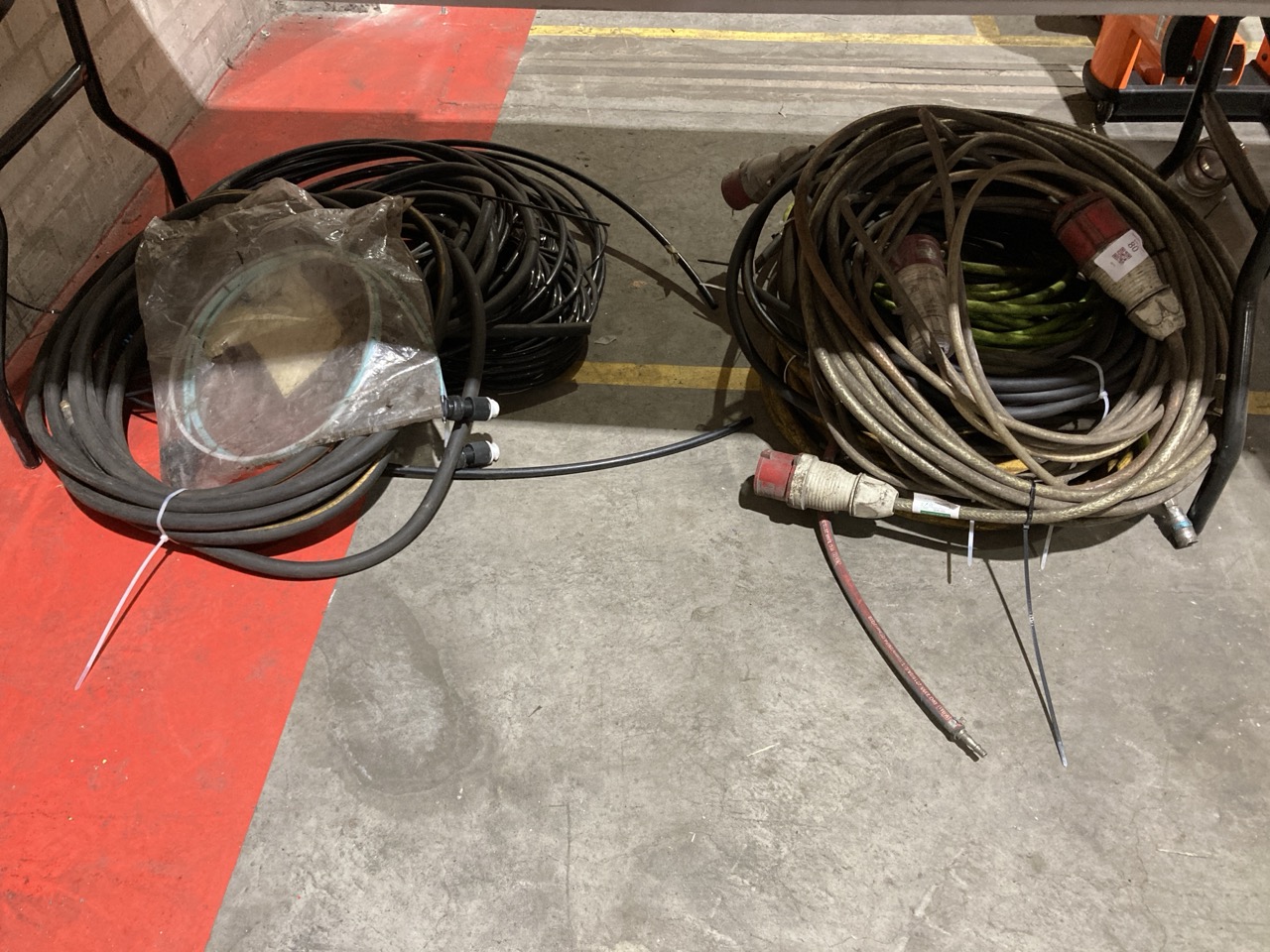Lot 80  
            Birmingham - Collection Only 

                
ASSORTMENT OF POWER CABLES & HOSES