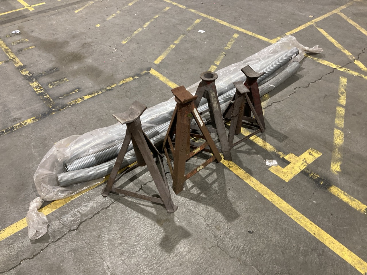 Lot 82  
            Birmingham - Collection Only 

                
QUANTITY OF JACK STANDS AND METAL DUCTING