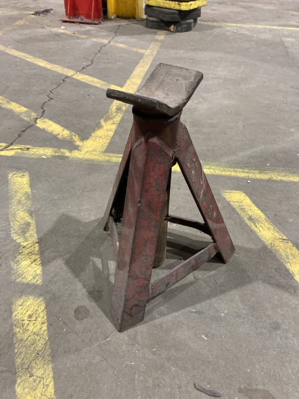 Lot 82  
            Birmingham - Collection Only 

                
QUANTITY OF JACK STANDS AND METAL DUCTING