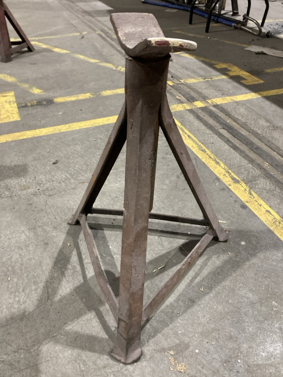 Lot 82  
            Birmingham - Collection Only 

                
QUANTITY OF JACK STANDS AND METAL DUCTING