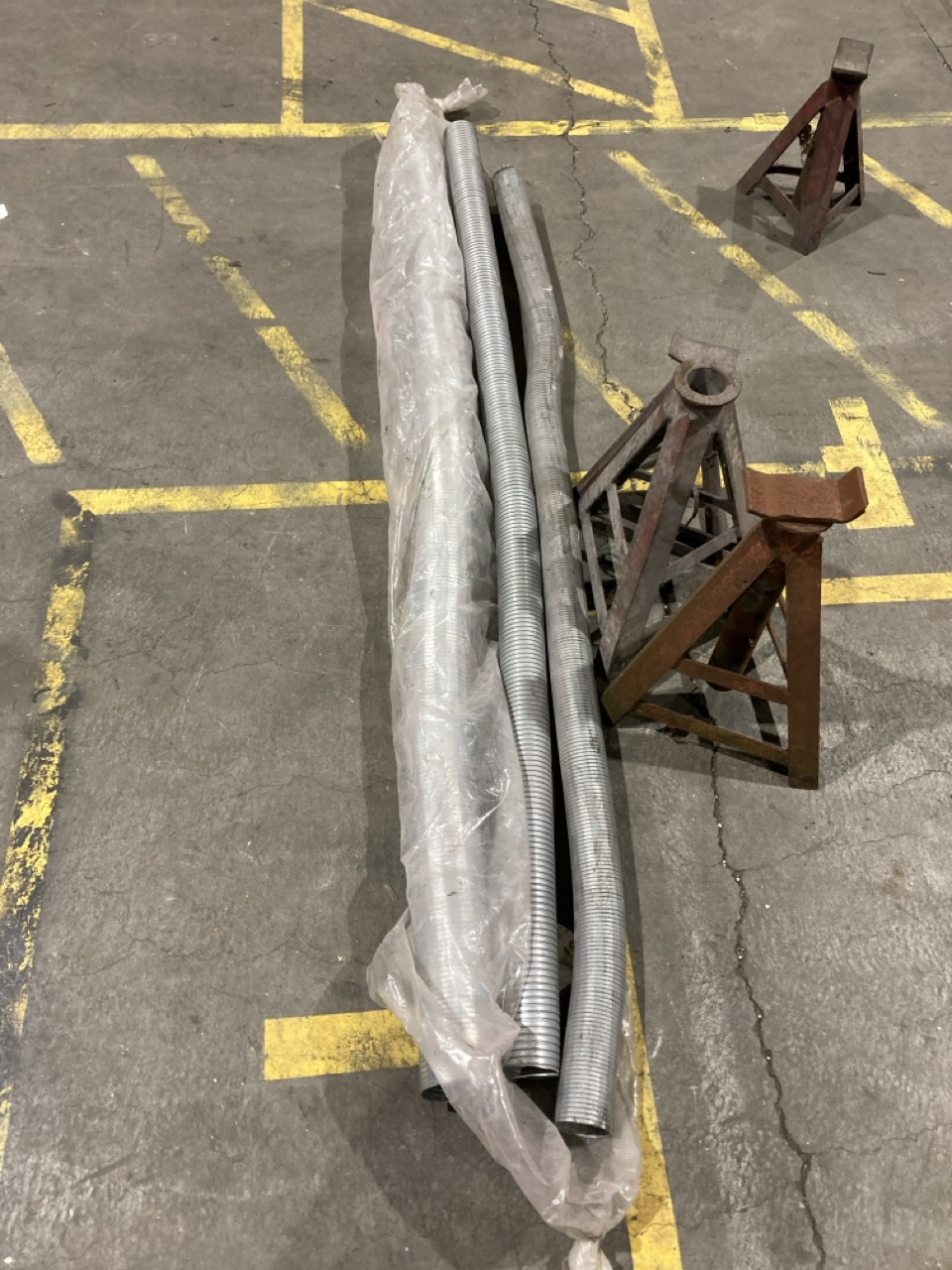 Lot 82  
            Birmingham - Collection Only 

                
QUANTITY OF JACK STANDS AND METAL DUCTING