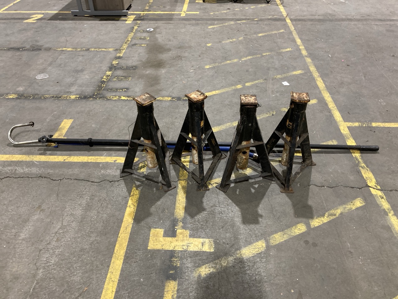 Lot 83  
            Birmingham - Collection Only 

                
4 X JACK STANDS AND CONTROL CABLE