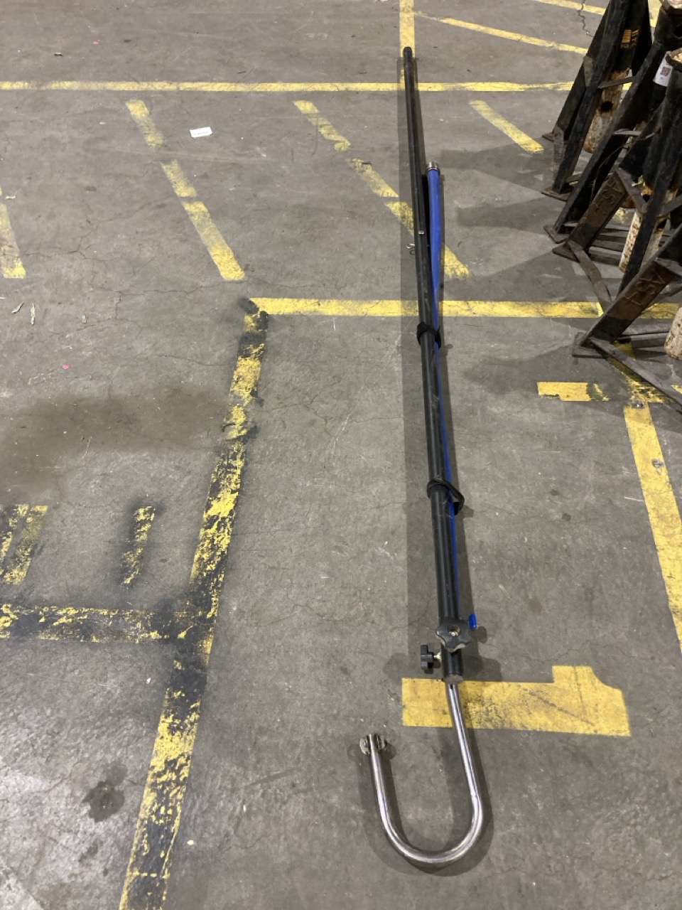 Lot 83  
            Birmingham - Collection Only 

                
4 X JACK STANDS AND CONTROL CABLE - Image 2