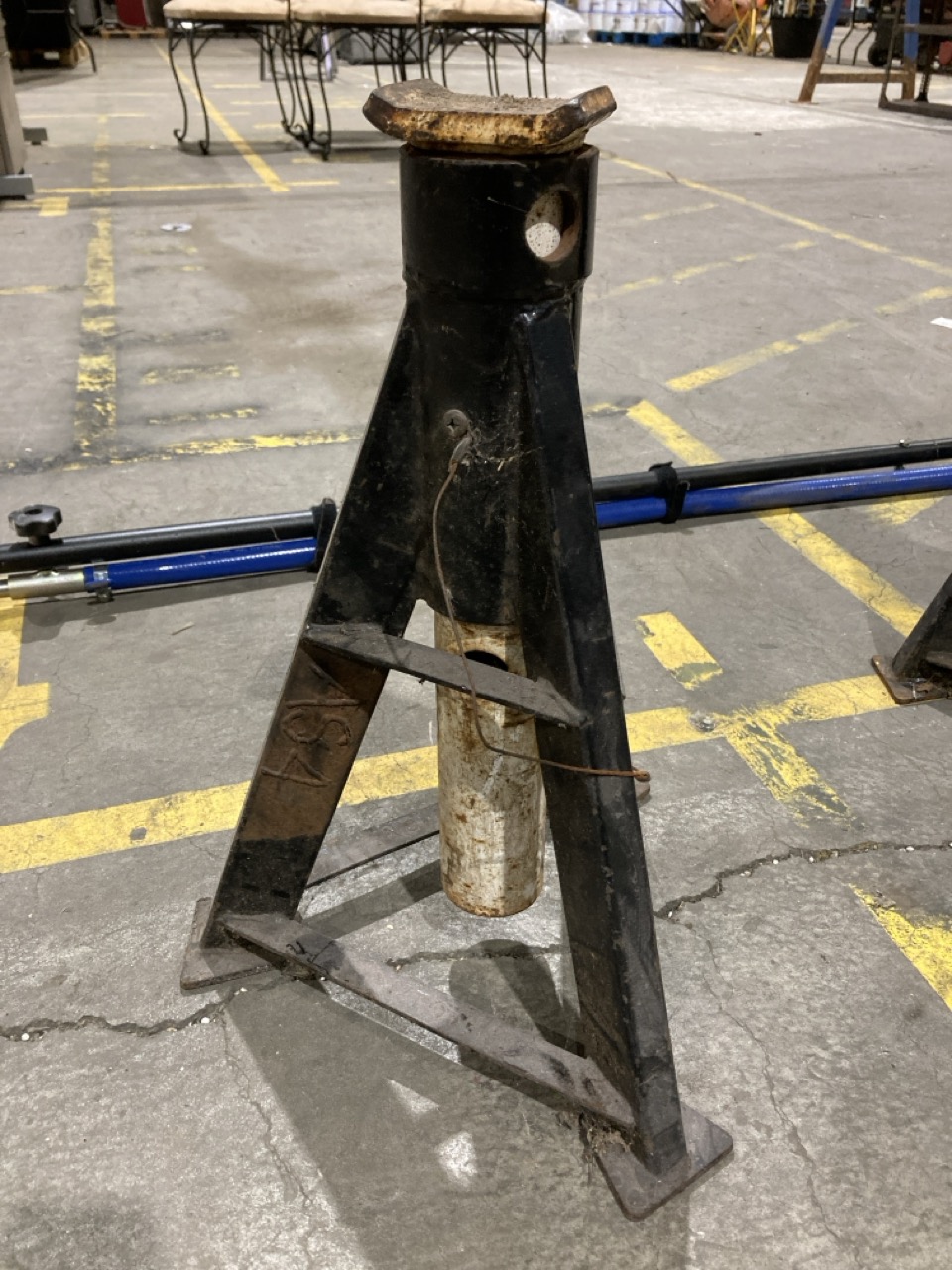 Lot 83  
            Birmingham - Collection Only 

                
4 X JACK STANDS AND CONTROL CABLE - Image 3