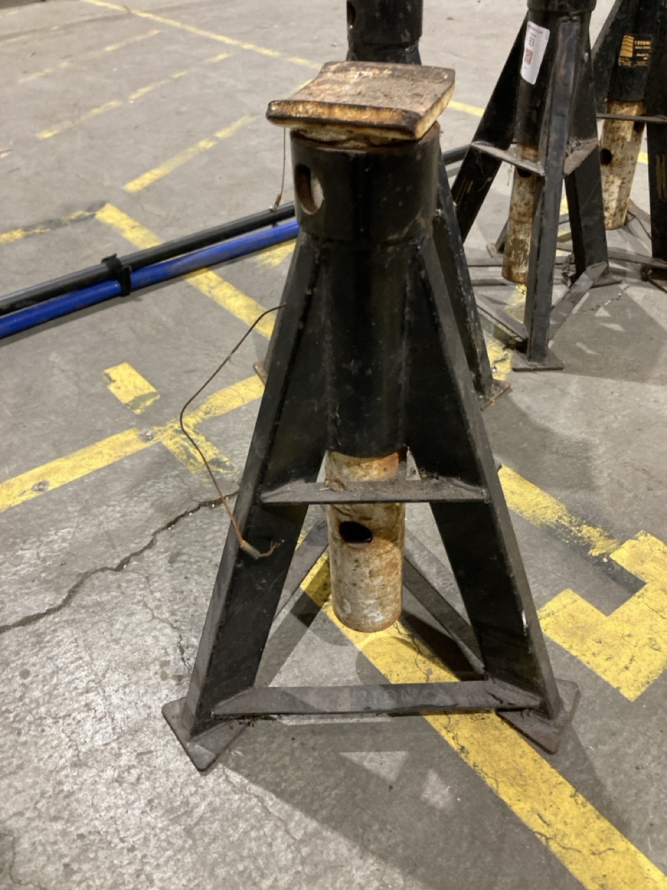 Lot 83  
            Birmingham - Collection Only 

                
4 X JACK STANDS AND CONTROL CABLE - Image 4