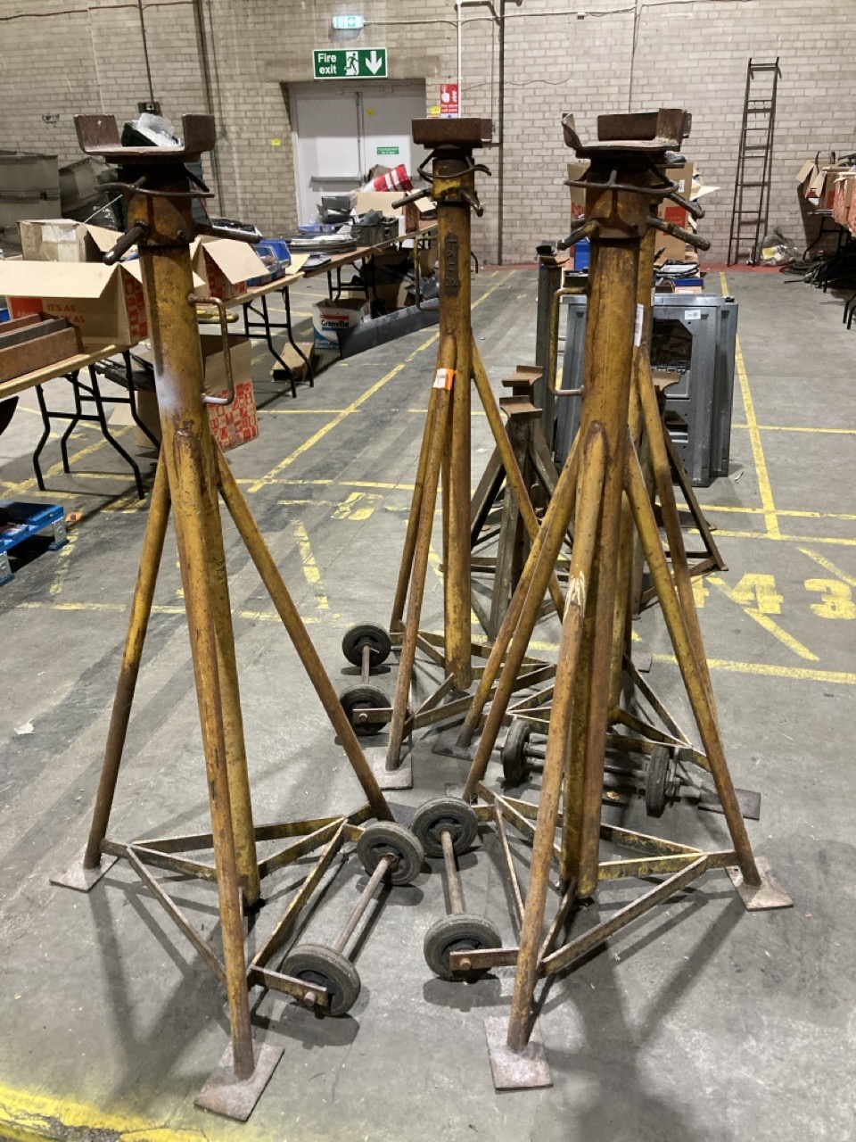 Lot 84  
            Birmingham - Collection Only 

                
4 X HEAVY DUTY INDUSTRIAL TRIPOD JACKS