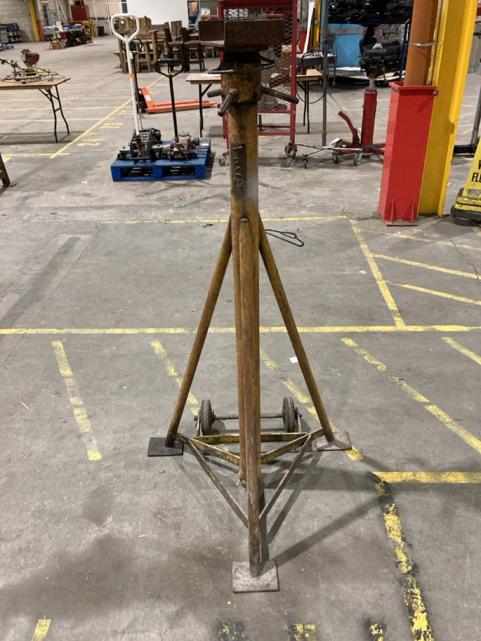 Lot 84  
            Birmingham - Collection Only 

                
4 X HEAVY DUTY INDUSTRIAL TRIPOD JACKS - Image 2