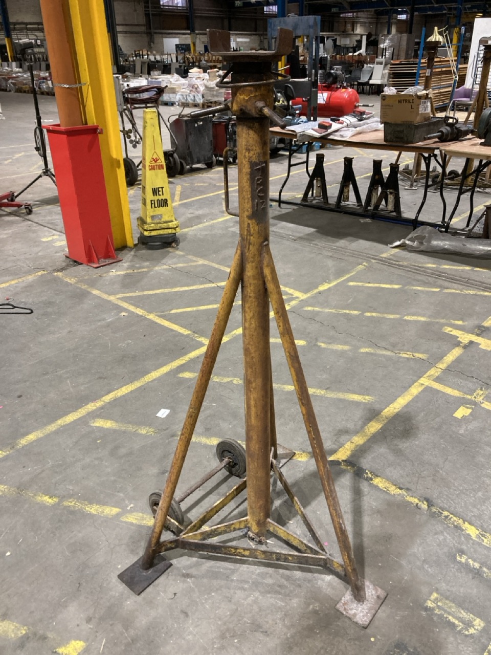 Lot 84  
            Birmingham - Collection Only 

                
4 X HEAVY DUTY INDUSTRIAL TRIPOD JACKS - Image 3