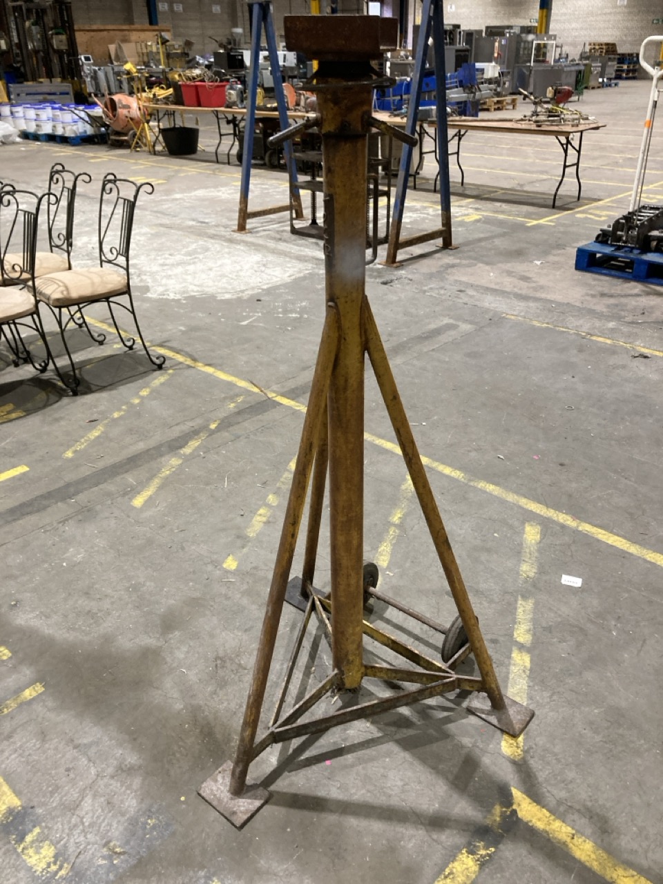 Lot 84  
            Birmingham - Collection Only 

                
4 X HEAVY DUTY INDUSTRIAL TRIPOD JACKS - Image 4