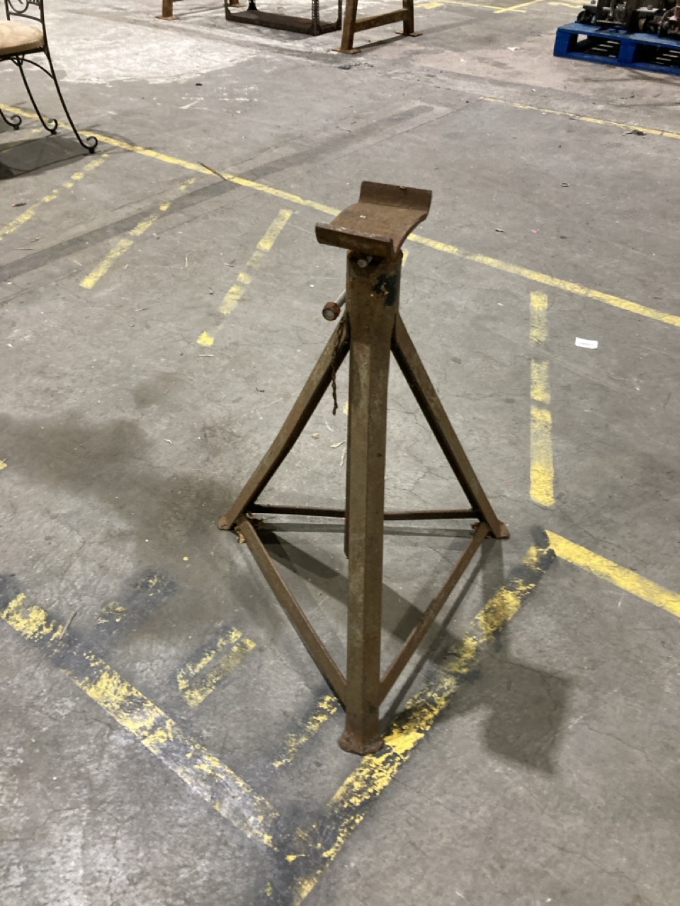 Lot 85  
            Birmingham - Collection Only 

                
3 X JACK STANDS - Image 4