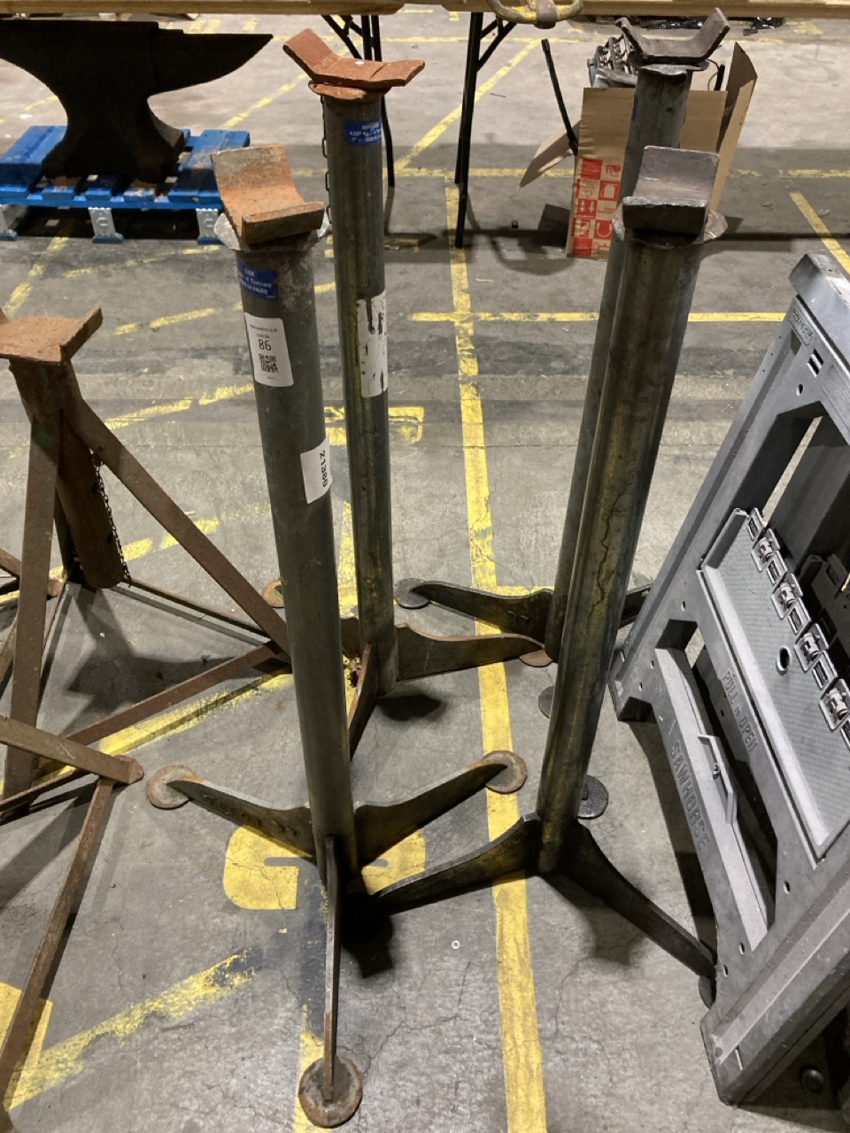 Lot 86  
            Birmingham - Collection Only 

                
4 X INDUSTRIAL JACK STANDS