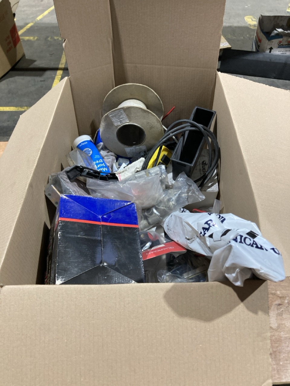 Lot 89  
            Birmingham - Collection Only 

                
ASSORTMENT OF TOOLS TO INCLUDE ELECTRICAL CABLE